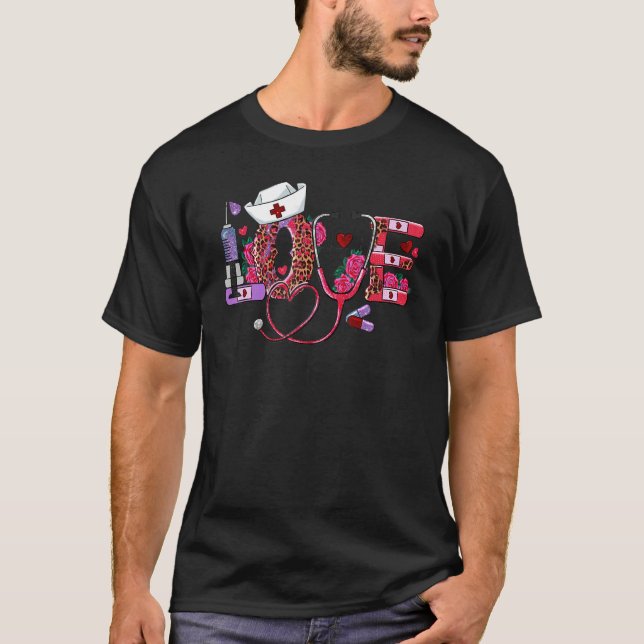 Camiseta LOVE Stethoscope Nurse Life Valentine Day Leopard  (Anverso)