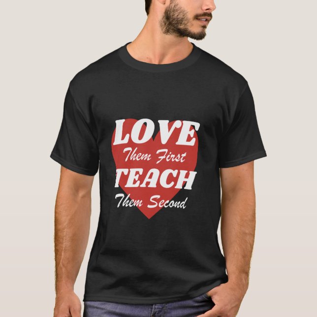 Camiseta Love Them First Teach Them Second hace un gran té (Anverso)
