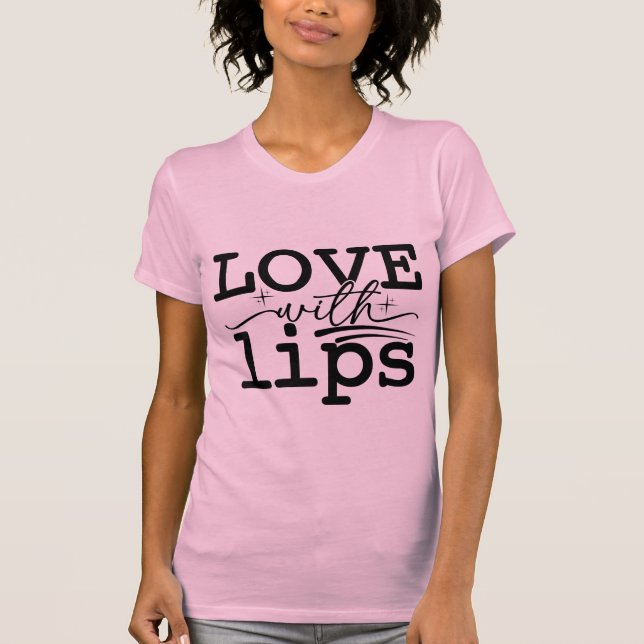 Camiseta Love with Lips Kissmark Valentine Typography (Anverso)