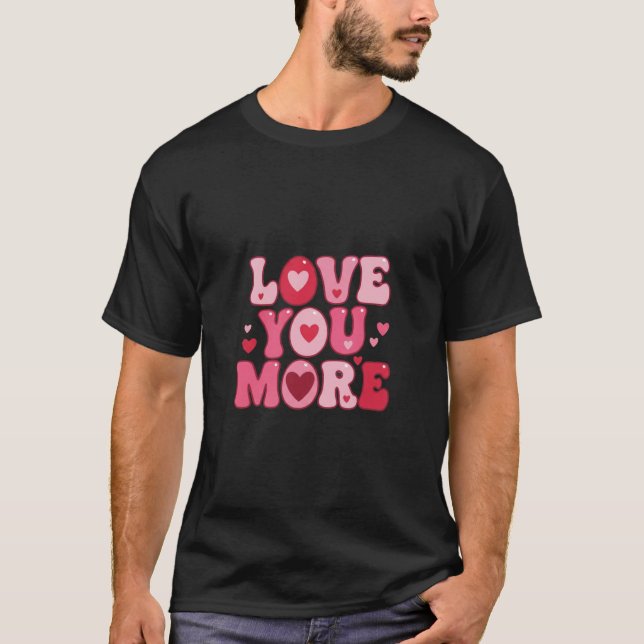 Camiseta Love You More – Retro Groovy Typography Design (Anverso)