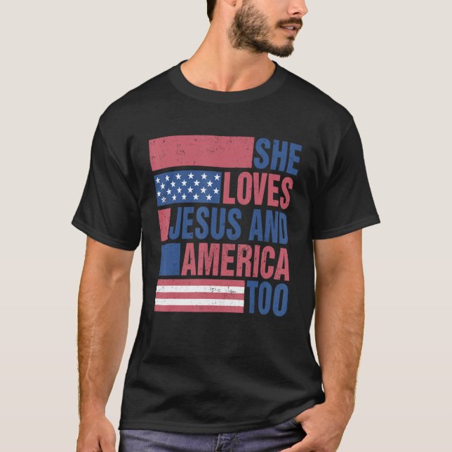 Camiseta Loves Jesus And America Too Retro 4th of July Prou (Anverso)