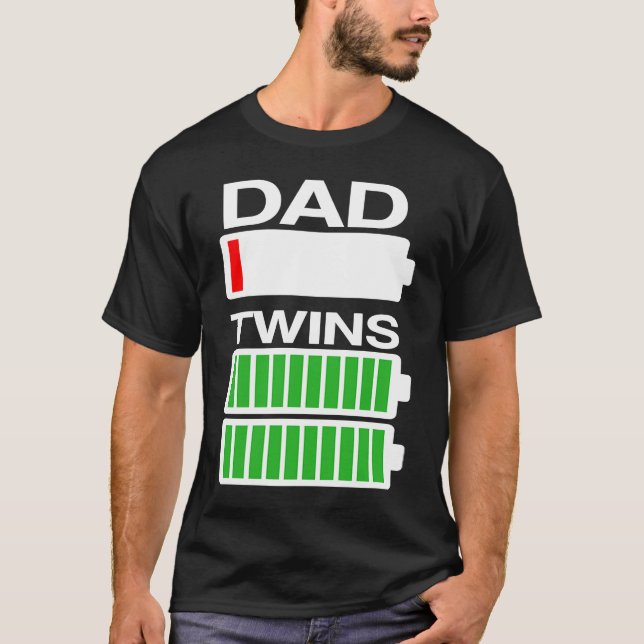 Camiseta Low Battery Dad Of Twins Mom 1 Mom And Dad Matchin (Anverso)