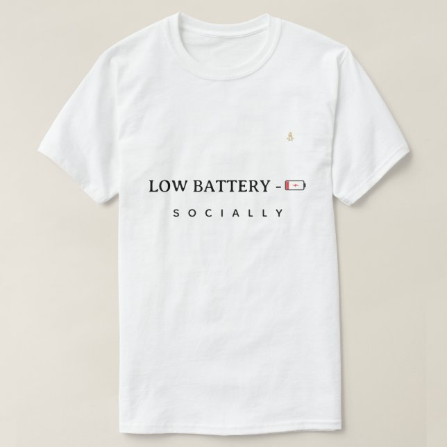 Camiseta Low Battery Socially | Minimalist Funny Quote T-Sh (Diseño del anverso)