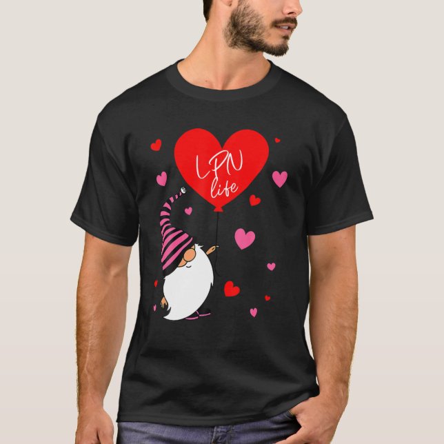 Camiseta LPN Life Valentine Gnome El día de San Valentín Es (Anverso)