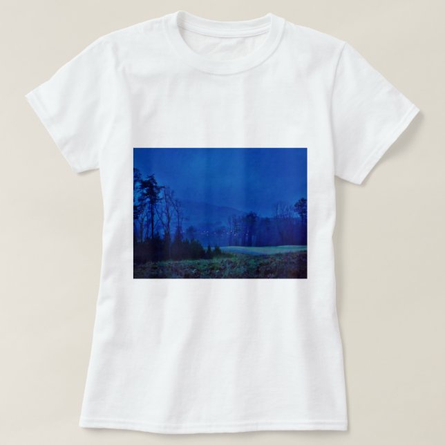 Camiseta Luces de torbellino en una niebla azul de montaña (Diseño del anverso)