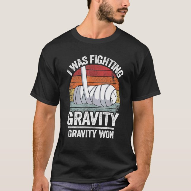 Camiseta Luchaba Contra Gravity Gravity Ganó Hand Bro (Anverso)