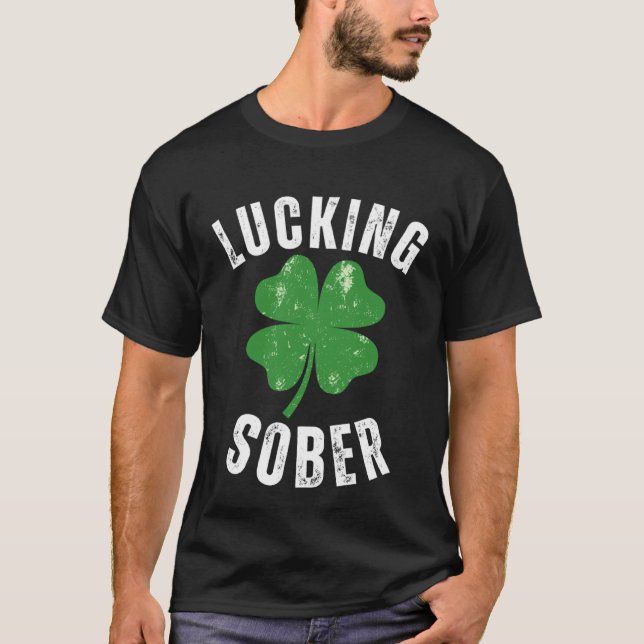 Camiseta Lucking Sober Drinking  Offensive St Patricks Day  (Anverso)