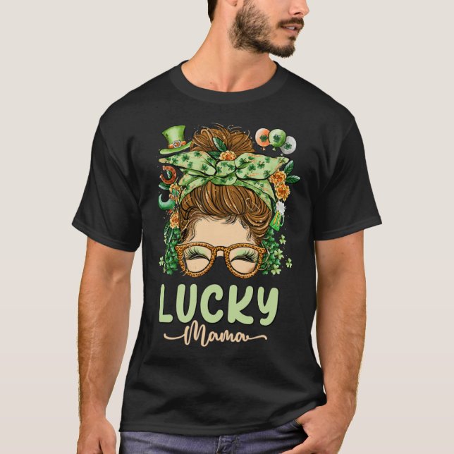 Camiseta Lucky Mama St Patricks Day 2023 Mom Messy Bun Iris (Anverso)