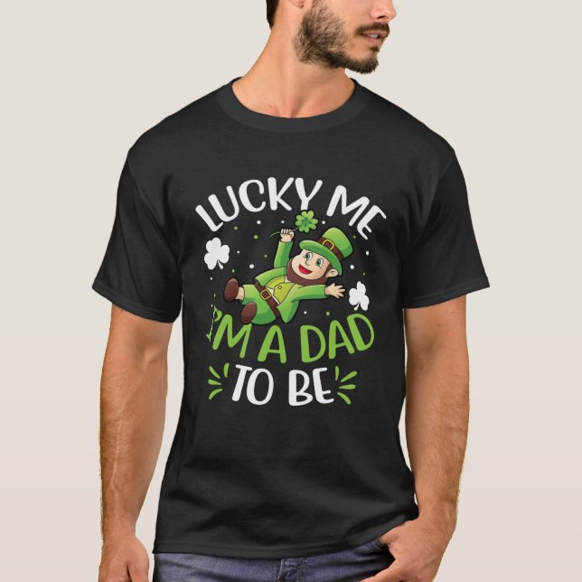 Camiseta Lucky Me I'm A Dad To Be Men St Patricks Day Pregn (Anverso)