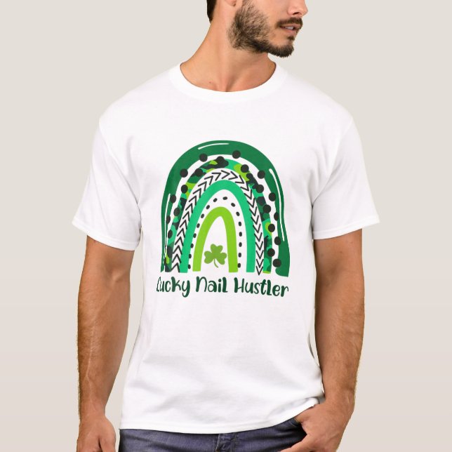 Camiseta Lucky Nail Hustler Rainbow Nail Tech Techniers Na (Anverso)