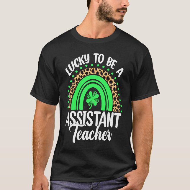 Camiseta Lucky To Be A Assistant Teacher Shamrock St Patric (Anverso)