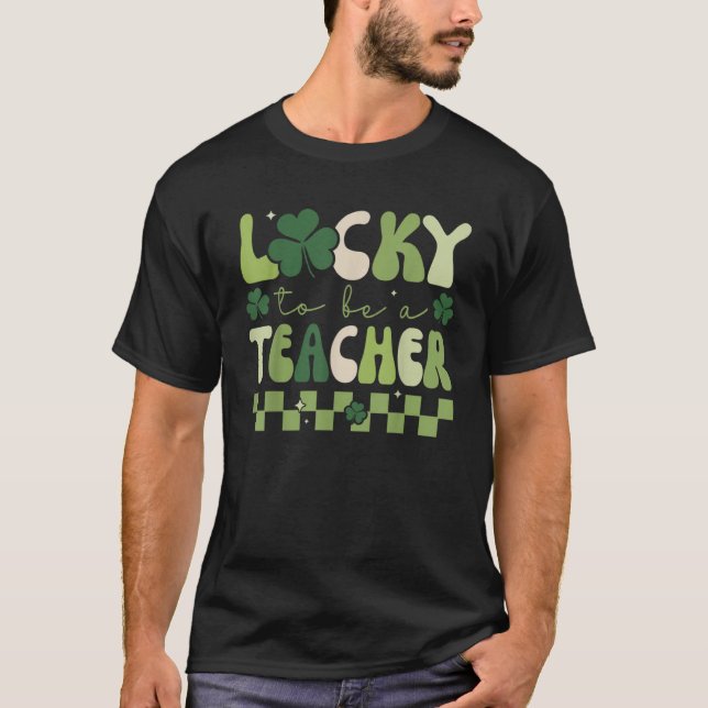 Camiseta Lucky To Be A Teacher Groovy Retro Shamrock St Pat (Anverso)