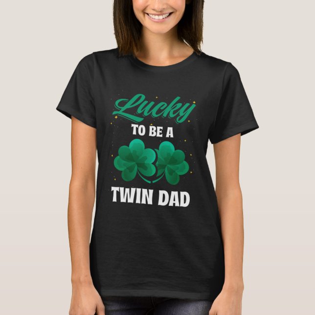 Camiseta Lucky To Be a Twin Dad St Patricks Day Baby Announ (Anverso)
