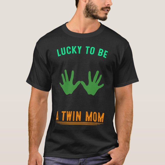 Camiseta Lucky To Be A Twin Mom Patricks Day  Humor (Anverso)