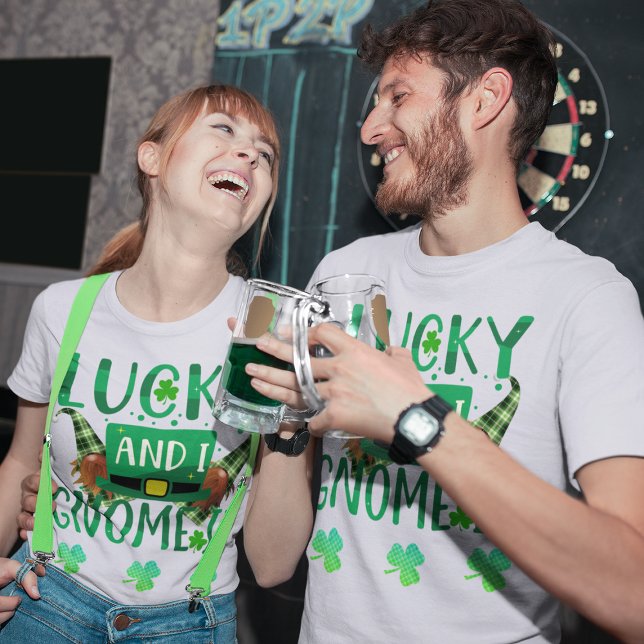 Camiseta Lucky y yo lo ganamos el Día de St Patricks Unisex (Lucky and I Gnome It St Patricks Day Unisex T-Shirt)