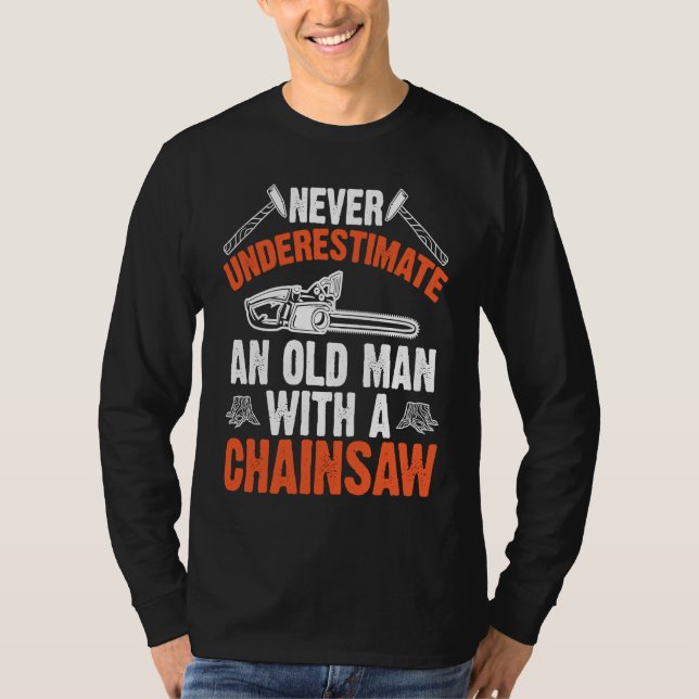Camiseta Lumberjack Never Underestimate An Old Man Chainsaw (Anverso)