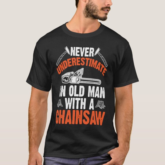 Camiseta Lumberjack Never Underestimate An Old Man Chainsaw (Anverso)