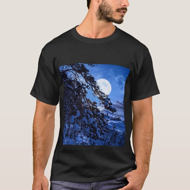 Camiseta Luna sobre un árbol de abetos nevado y costa marin (Anverso)