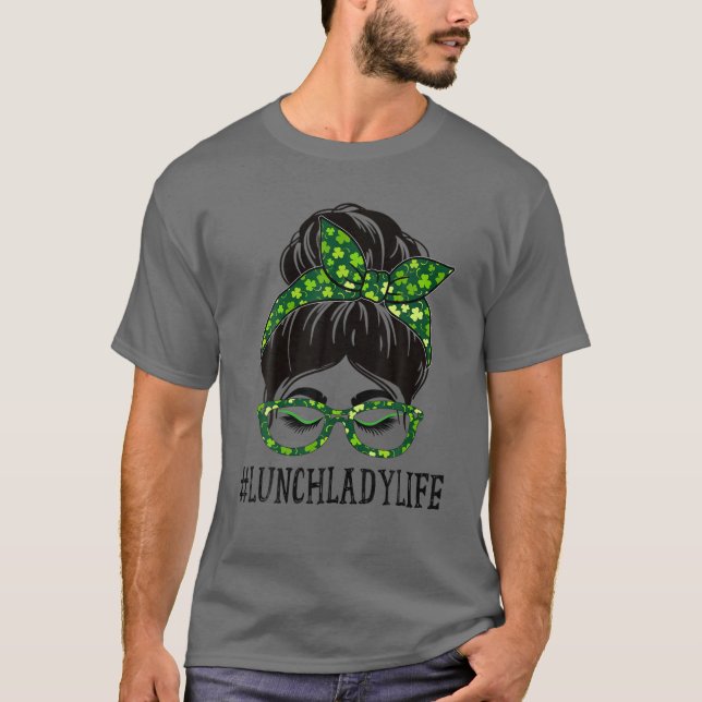 Camiseta Lunch Lady Women Messy Bun St Patrick's Day Shamro (Anverso)