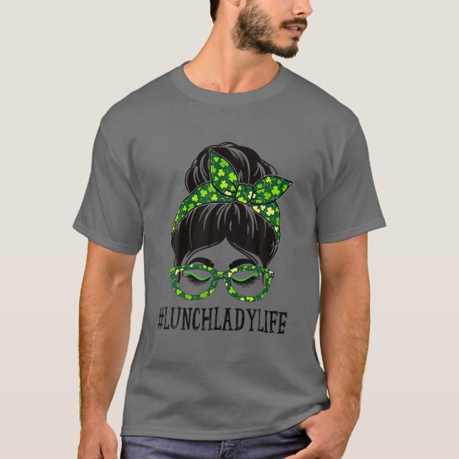 Camiseta Lunch Lady Women Messy Bun St Patrick's Day Shamro (Anverso)