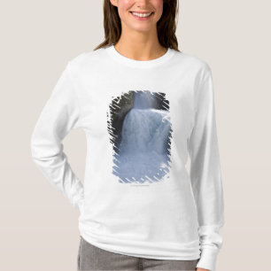 Camiseta Luz del sol en las cascadas en el lado de una