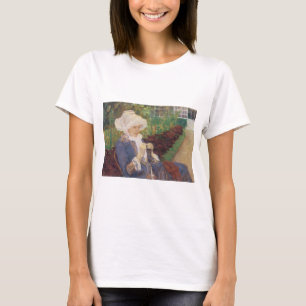Camiseta Lydia tejiendo con ganchillo en el jardín en Marly
