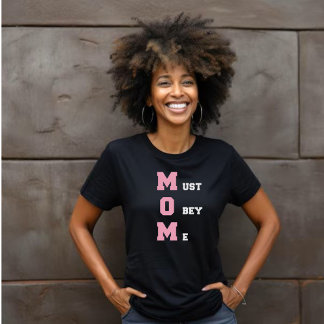 Camiseta M.O.M. debe obedecerme a la mujer