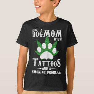 Camiseta Madera Perra Con Tatuajes Y Un Problema De Tabaco
