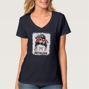 Camiseta Madre de béisbol con sangre cruda en el desordenad