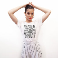 Madre de gato blanco y negro con patas para gatos