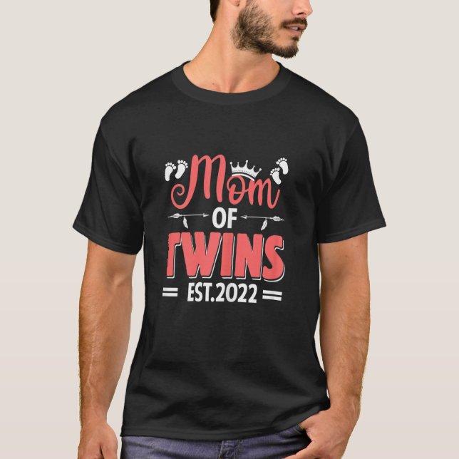 Camiseta Madre De Gemelos Este 2022 Madre Embarazada Gracio (Anverso)