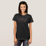 Camiseta "Madre de la novia" en Faux Rosa Gold Purpurina<br><div class="desc">En una tipografía de escritura preciosa, elegante y moderna, se ve a la "madre de la novia" impresa en el pecho y la espalda de esta camiseta. Este diseño, decorado con un falso efecto rosa de purpurina dorado, está decorado en negro. Pero puede elegir el color de fondo que prefiera....</div>