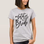 Camiseta Madre de la novia Pincel guión Boda moderno<br><div class="desc">"Madre de la novia" Elegante caligrafía con escritura de pincel negro para fiesta de novias / fiesta de soltera / ducha de boda / ducha de novia / fiesta de boda / camiseta de ensayo de Boda. Este diseño presenta un guión moderno y audaz de caligrafía trenzada sobre un fondo...</div>