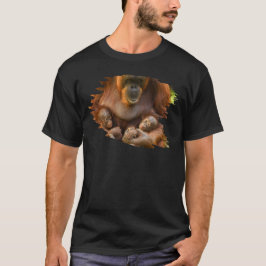 Camiseta Madre de Orangutan sosteniendo dos bebés
