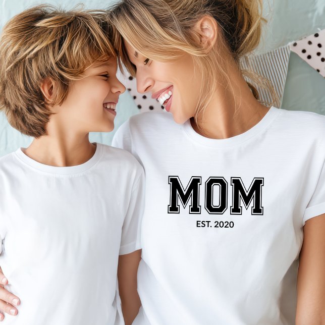 Camiseta Madre establecida con mayúsculas negras (Subido por el creador)