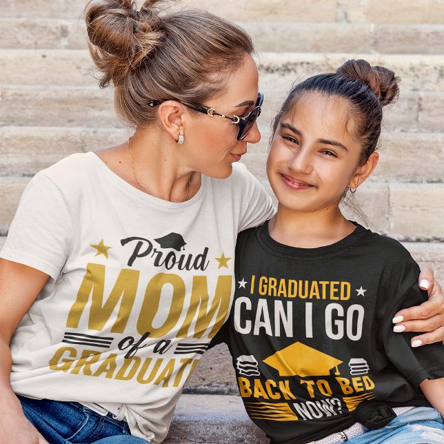 Camiseta Madre orgullosa de negro y oro de una mujer gradua (Subido por el creador)