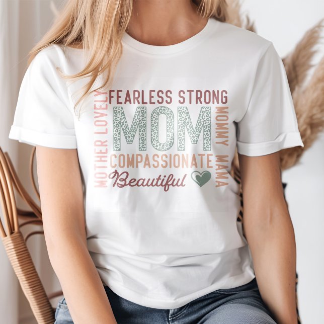 Camiseta "Madre valiente y fuerte" retro afirmaciones de ma (Blond young woman wearing a "Fearless Strong Mom" Retro Mother's Affirmations T-Shirt.)