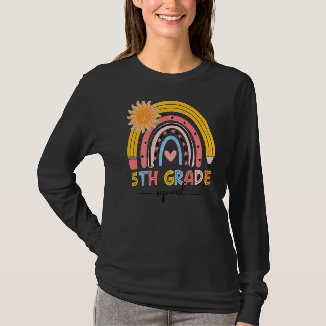 Camiseta Maestra Boho Rainbow de 5º grado Squad Primer Día  (Anverso)