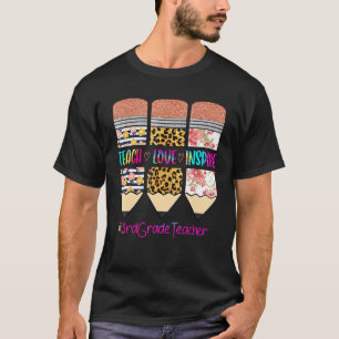 Camiseta Maestra de 3er grado Enseña Amor Inspira Lápiz Leo