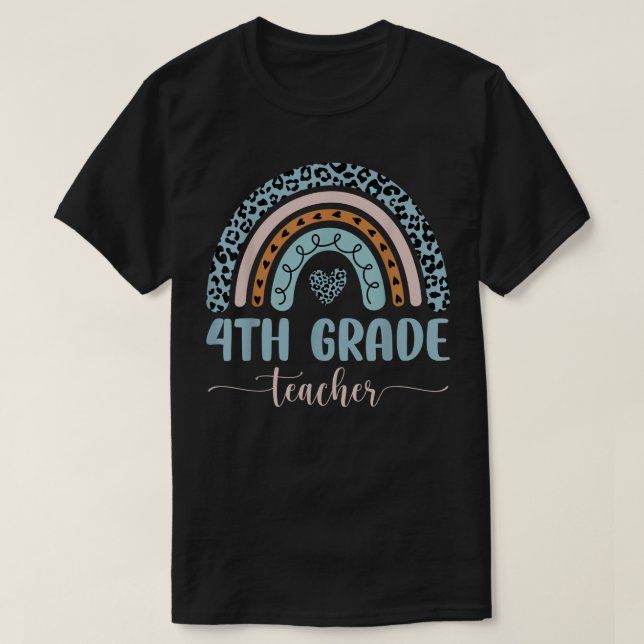 Camiseta Maestra De 4º Grado Leopardo Arcoiris Primer Día D (Diseño del anverso)
