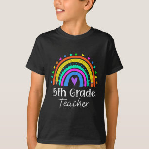 Camiseta Maestra de 5º grado Corazón de arcoíris Quinto gra