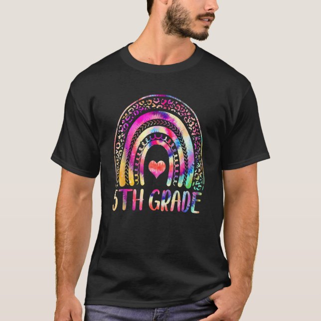 Camiseta Maestra De 5º Grado, Tie Dye Rainbow, de vuelta a  (Anverso)