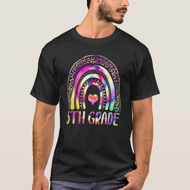 Camiseta Maestra De 5º Grado, Tie Dye Rainbow, de vuelta a  (Anverso)