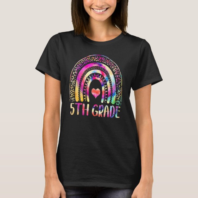 Camiseta Maestra De 5º Grado, Tie Dye Rainbow, de vuelta a  (Anverso)