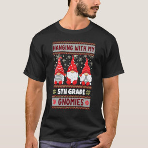 Camiseta Maestra de 5to Grado Gnome de Navidad Colgando Con