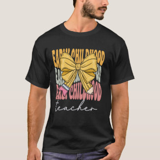Camiseta Maestra de Educación Infantil Groovy Coquette Lazo
