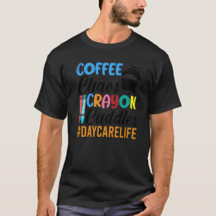 Camiseta Maestra de Guardería Coffee Chaos Crayons & Cuddle