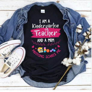 Camiseta Maestra de Kinder Mamá Nada Me Asusta Divertido