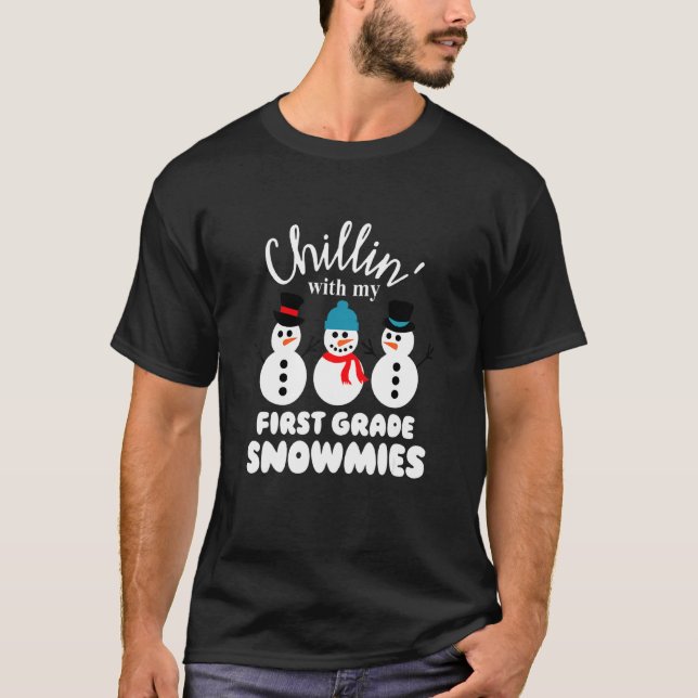 Camiseta Maestra de primer grado Chillin con mis muñecas de (Anverso)
