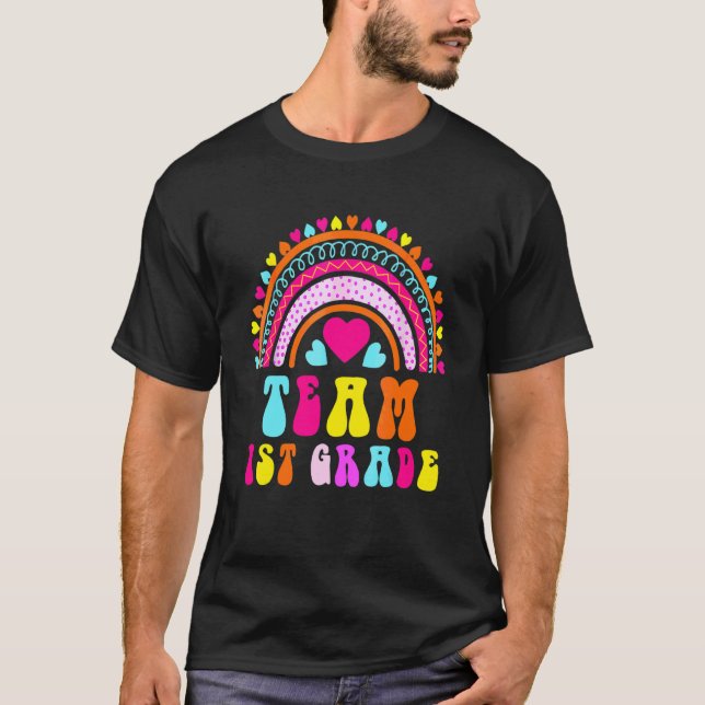 Camiseta Maestra de primer grado Equipo Corazón de arcoíris (Anverso)